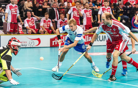 Mika Moilanen, Finland, går mot Daniel Streit, målvakt, i