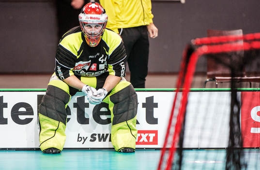 Daniel Streit, målvakt, Schweiz, sitter och deppar på