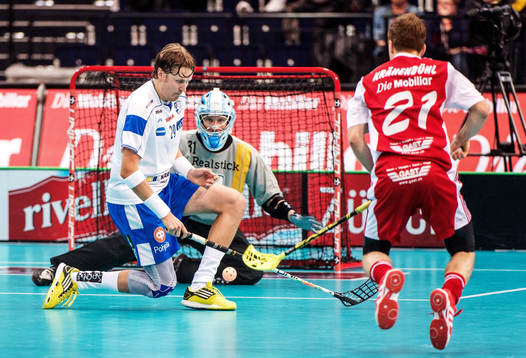 Mika Kohonen, Finland, täcker ett skott från Joel