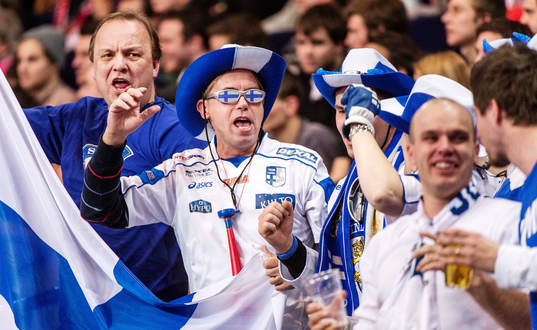 Finska supportrar sjunger och dansar på läktaren