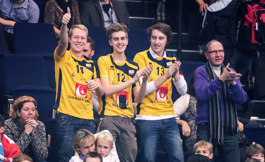 Glada svenska supportrar på läktaren
