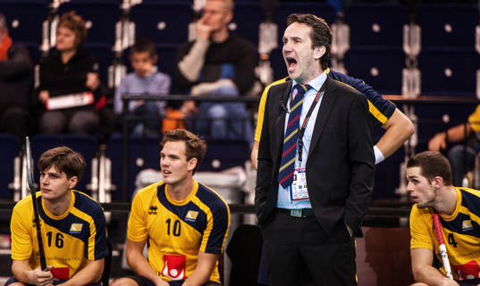 Jan-Erik Vaara, förbundskapten Sverige, ropar till