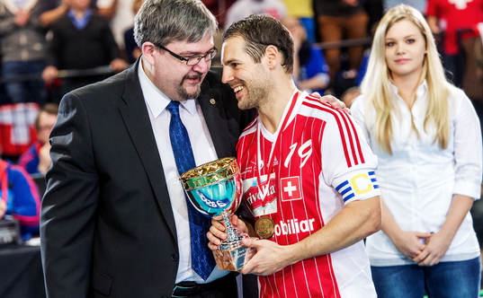 Matthias Hofbauer, lagkapten i Schweiz, får bronspokalen