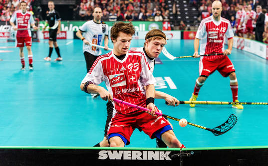 Manuel Nicolas Engel, Schweiz, i kamp om bollen med