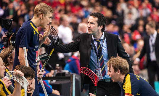Jan-Erik Vaara, förbundskapten Sverige, peppar spelarna