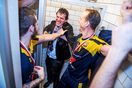 Spelarna trycker in Jan-Erik Vaara, förbundskapten