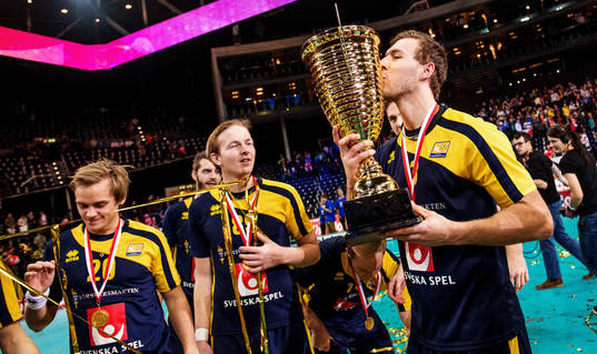 Johannes Larsson, Sverige, kysser pokalen