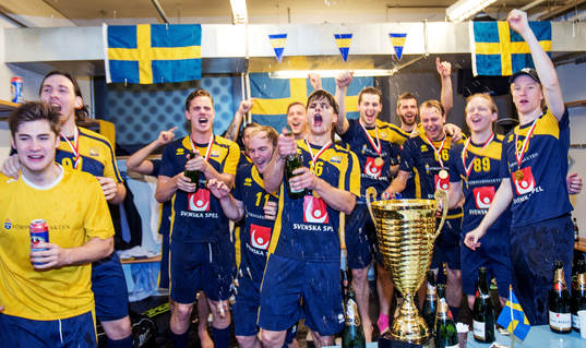 Laget sjunger, dansar och jublar i omklädningsrummet