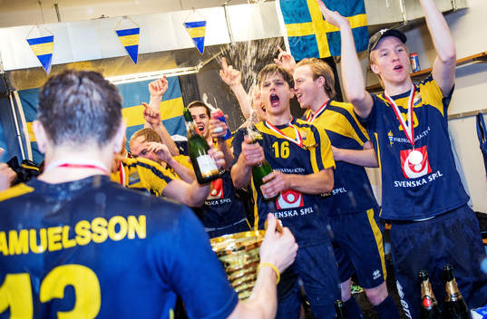 Laget sjunger, dansar och jublar i omklädningsrummet