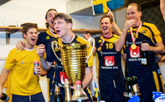 Mattias Samuelsson, Sverige, har precis fått champagne