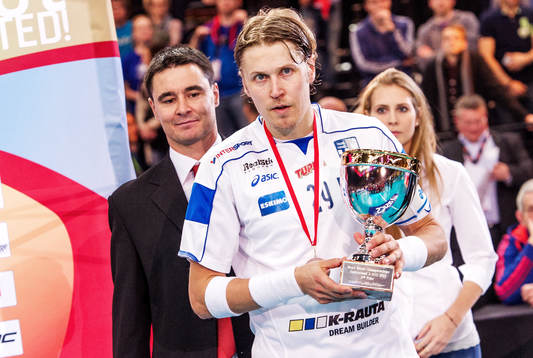 En inte helt nöjd Mika Kohonen, Finland, med silverpokalen