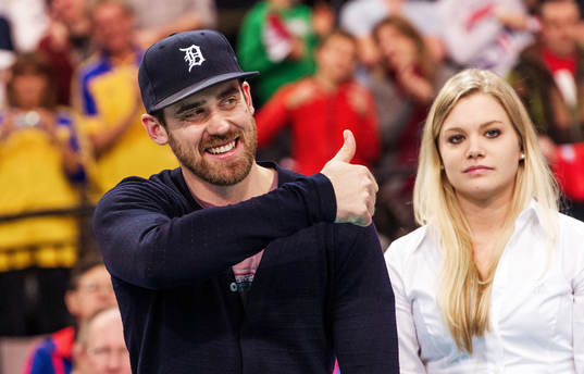 Henrik Zetterberg delar ut pris till mest bästa spelare i