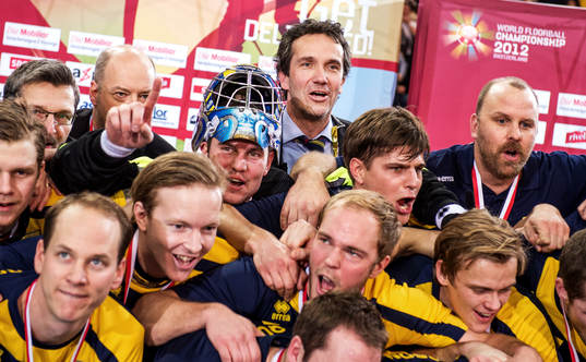 Jan-Erik Vaara, förbundskapten Sverige, jublar med laget