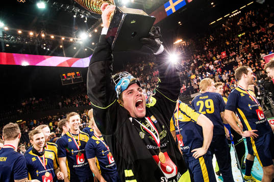 Patrik Åman, målvakt, Sverige, höjer pokalen och jublar