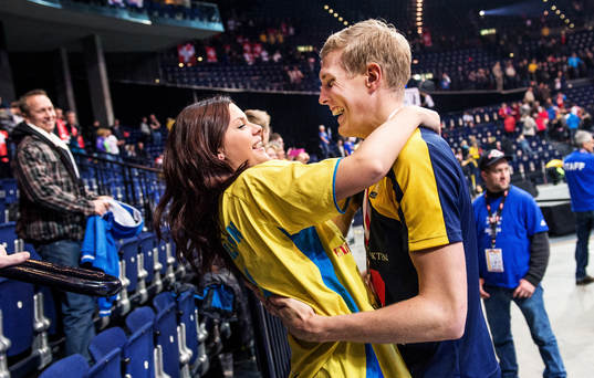 Kim Nilsson, Sverige, kramar om sin flickvän