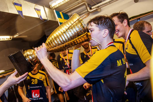 Mattias Samuelsson, Sverige, dricker ur pokalen