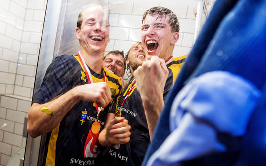 Spelarna jublar i duschen i omklädningsrummet
