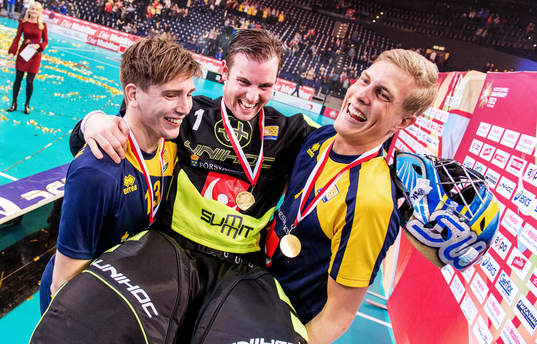 Mattias Samuelsson och Kim Nilsson, hissar Partik Åman,