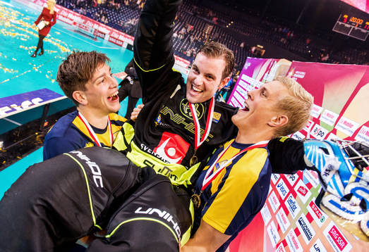 Mattias Samuelsson och Kim Nilsson, hissar Partik Åman,