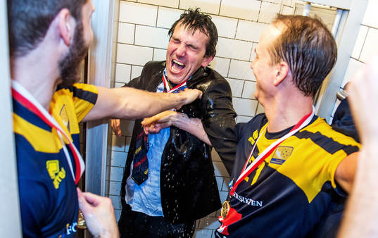 Jan-Erik Vaara, förbundskapten Sverige, hålls fast i