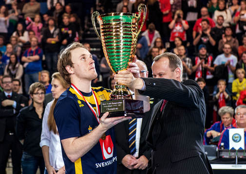 Johan Samuelsson, Sverige, får pokalen av Tomas Eriksson,