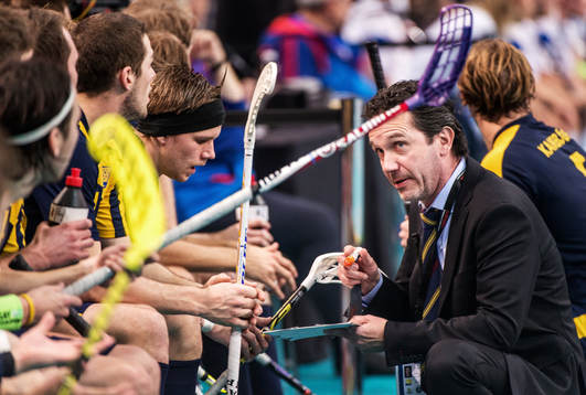 Jan-Erik Vaara, förbundskapten Sverige, ger spelarna
