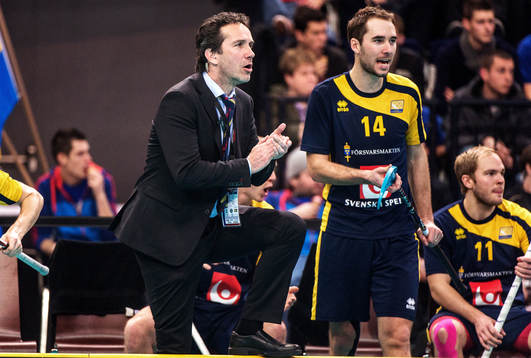 Jan-Erik Vaara, förbundskapten Sverige, applåderar laget