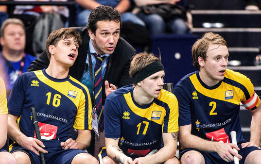 Jan-Erik Vaara, förbundskapten Sverige, ger instruktioner