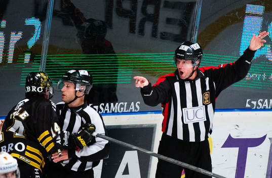 Broc Little, AIK, får en utskällning av Ulf Rönnmark,