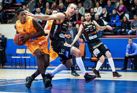 Keith Gabriel, Norrköping, blockeras av Henrik Carlsson,