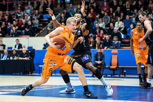 Anton Saks, Norrköping, försöker trycka sig förbi