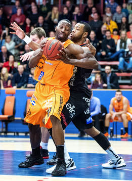Oladapo Ayuba, Norrköping, försöker ta sig förbi