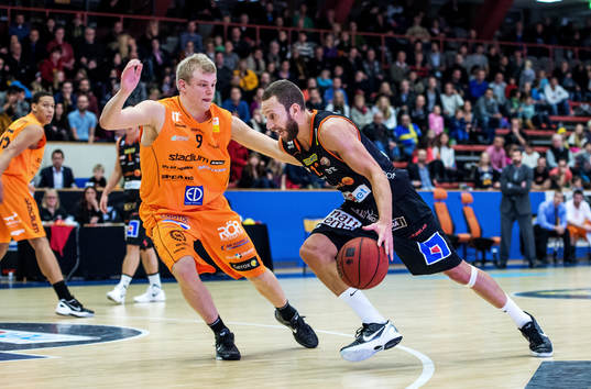 Jason Thomas, Borås, sätter fart förbi Anton Saks,