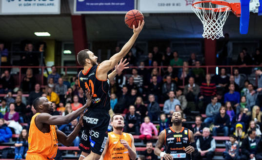 Jason Thomas, Borås, hoppar mot korgen