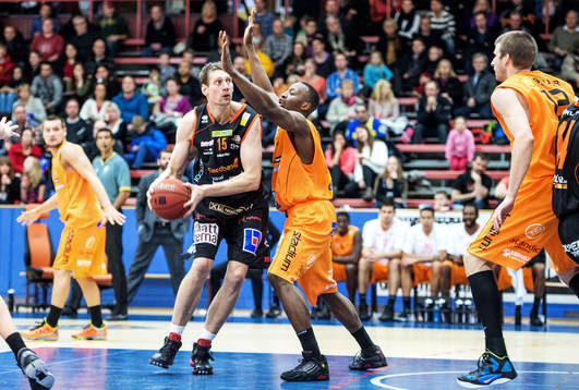 Mike Palm, Borås, försöker ta sig förbi Oladapo Ayuba,