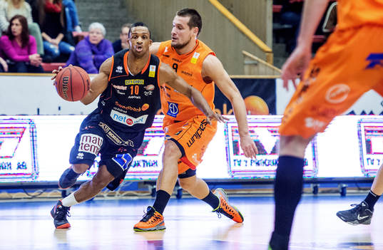 James Miller, Borås, jagas mot korgen av Edgars