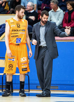 Paul Burke, tränare Norrköping, instruerar Mikael