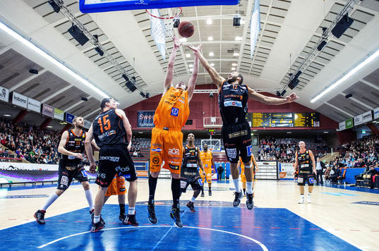 Martin Ringström, Norrköping, hoppar upp mot korgen med