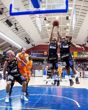 Jason Thomas och James Miller, Borås, slåss om bollen