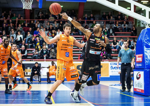 Christopher McKnight, Borås, får tag i bollen innan