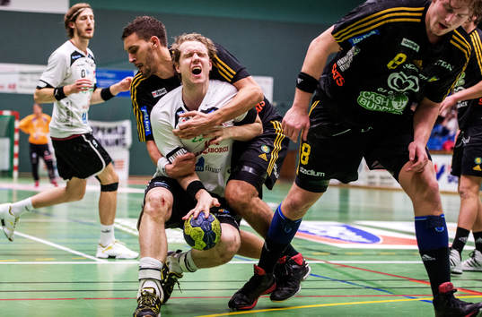 Joachim Erntsson, Lugi, får ont i en närkamp med Kristian