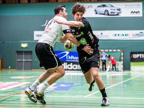 Olle Forsell Schefvert, Sävehof, trycker sig förbi en
