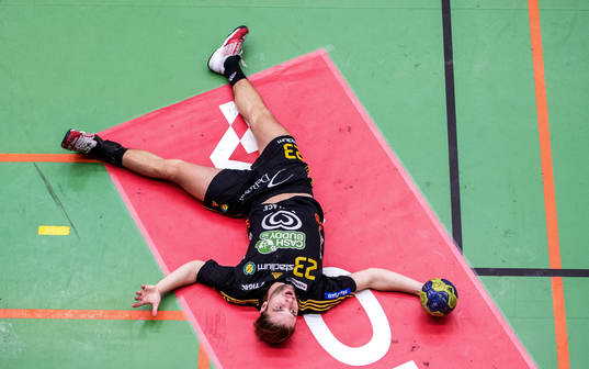 Viktor Ottosson, Sävehof, ligger kvar på golvet