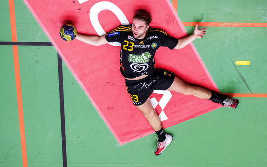 Viktor Ottosson, Sävehof, ligger kvar på golvet