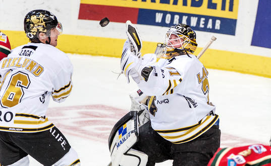 Daniel Larsson, målvakt, AIK, fångar pucken i plocken