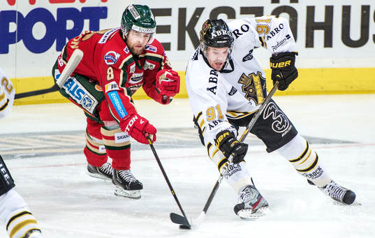 Björn Melin, AIK, åker runt Fredrik Eriksson, Frölunda
