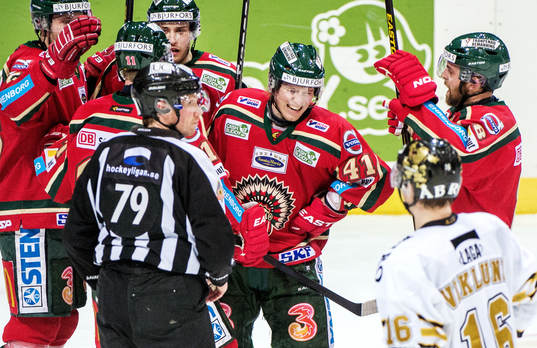 Mathis Olimb, Frölunda, får ont när han gör 1-0