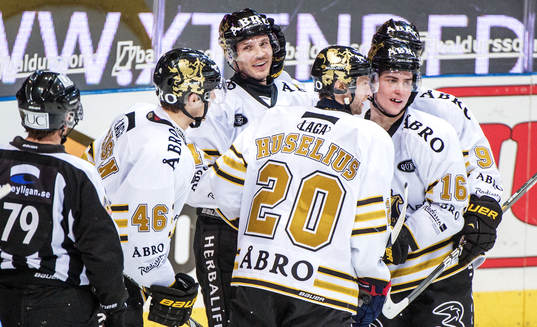 Kris Beech, AIK, gratuleras av sina lagkamrater