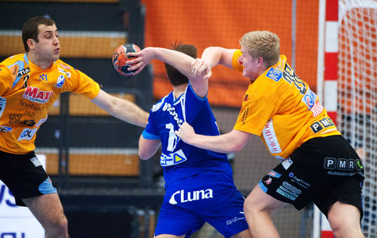 Jesper Konradsson, Alingsås, tas hårt av Anton Lindskog