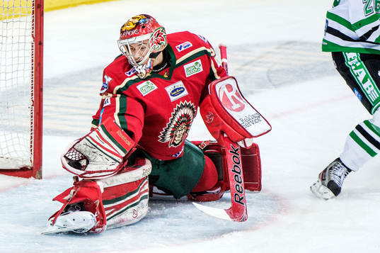 Julius Hudacek, målvakt, Frölunda, räddar pucken i